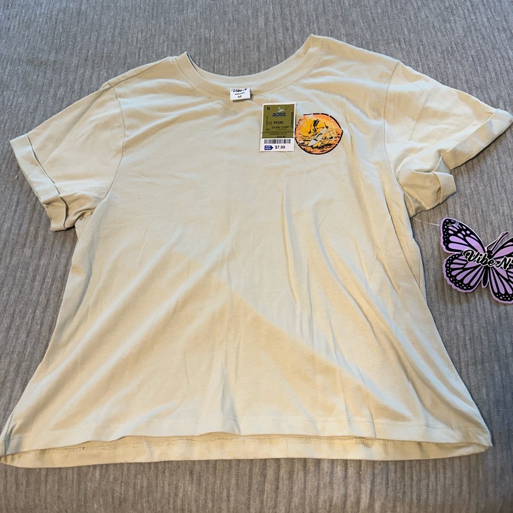 Vibe Cream Surf Graphic Tee, soft. Size M. NEW with tags.
